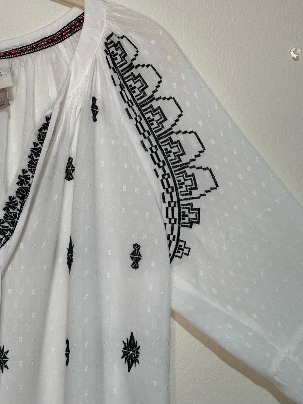 Knox Rose size large Boho textured white top, ties at neck with black embroidery - Picture 2 of 5
